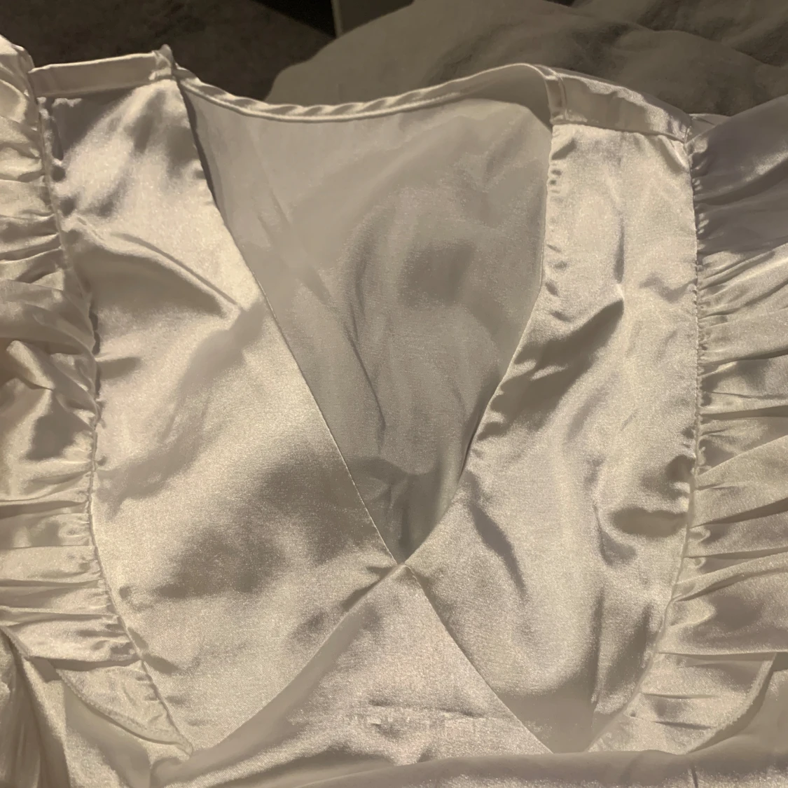 Vit satin tröja med volangdetaljer - 1