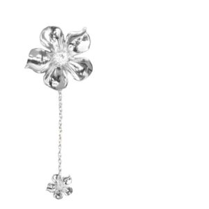 Silverfärgat blomörhänge från ioaku - Unikt örhänge i silverfärg med en stor blomma upptill och en mindre blomma som hänger i en tunn kedja. Blommorna har detaljerade blad och ger en cool, trendig look. 
