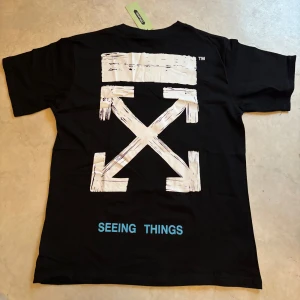 Svart T-shirt  - Helt ny kommer inplastad