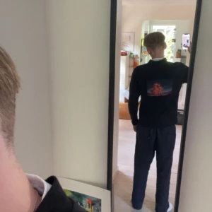 Limitato kofta - Svart kofta från Limitato i 100% bomull med coolt print på ryggen. Koftan har silverfärgade dragkedjor framtill och på fickorna, samt en klassisk bomberkrage. Passformen är normal och jackan är helsvart med en unik detalj på ryggen. Koftan är väldigt sällsynt och är ett samarbete mellan Tyler Shields x Limitato. Kan gå ner i pris vid snabb affär.