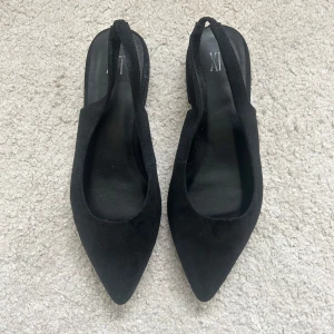 Låga klackar med spetsig tå - Suuuupersnygga låga klackar med spetsig tå. Säljer då de tyvärr är lite för små😢 Använda två gånger!