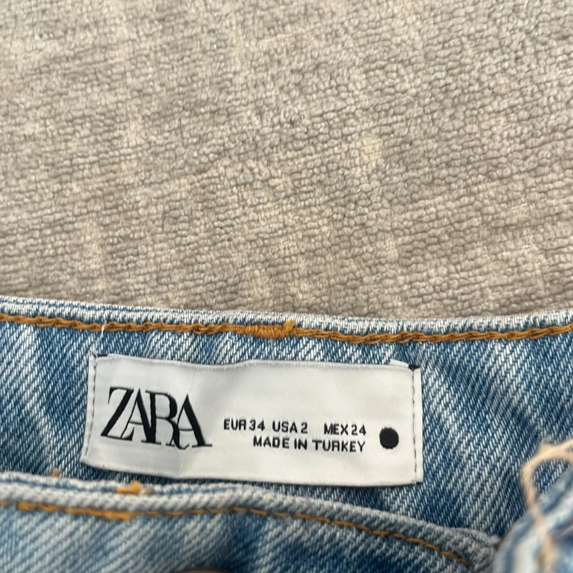Ljusa slitna jeansshorts från Zara - 2