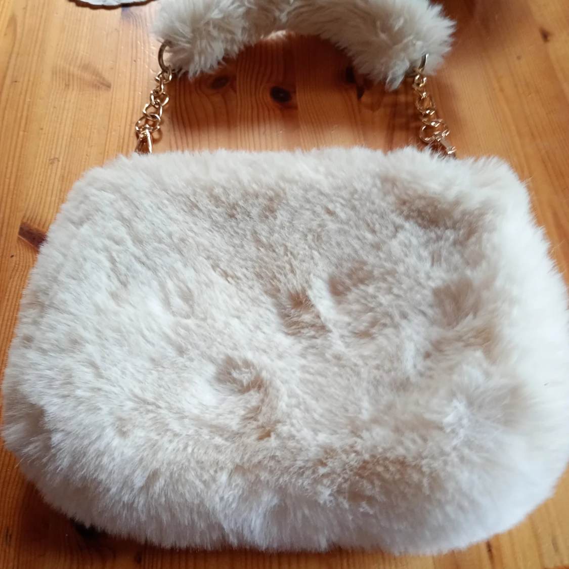 Fluffig beige axelväska med guldkedja - 1