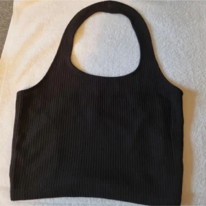Svart topp - Halterneck crop top i storlek M från HM. Aldrig använd. 