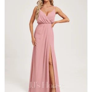 Lång rosa klänning med slits - Supersnygg långklänning i dammrosa från JJ's House med omlott, smala axelband och v-ringning. Klänningen har en hög slits framtill och ett flowy fall som ger en elegant vibe. Perfekt för bal eller festliga tillfällen. Klänningen är aldrig använd då jag valde en annan💞