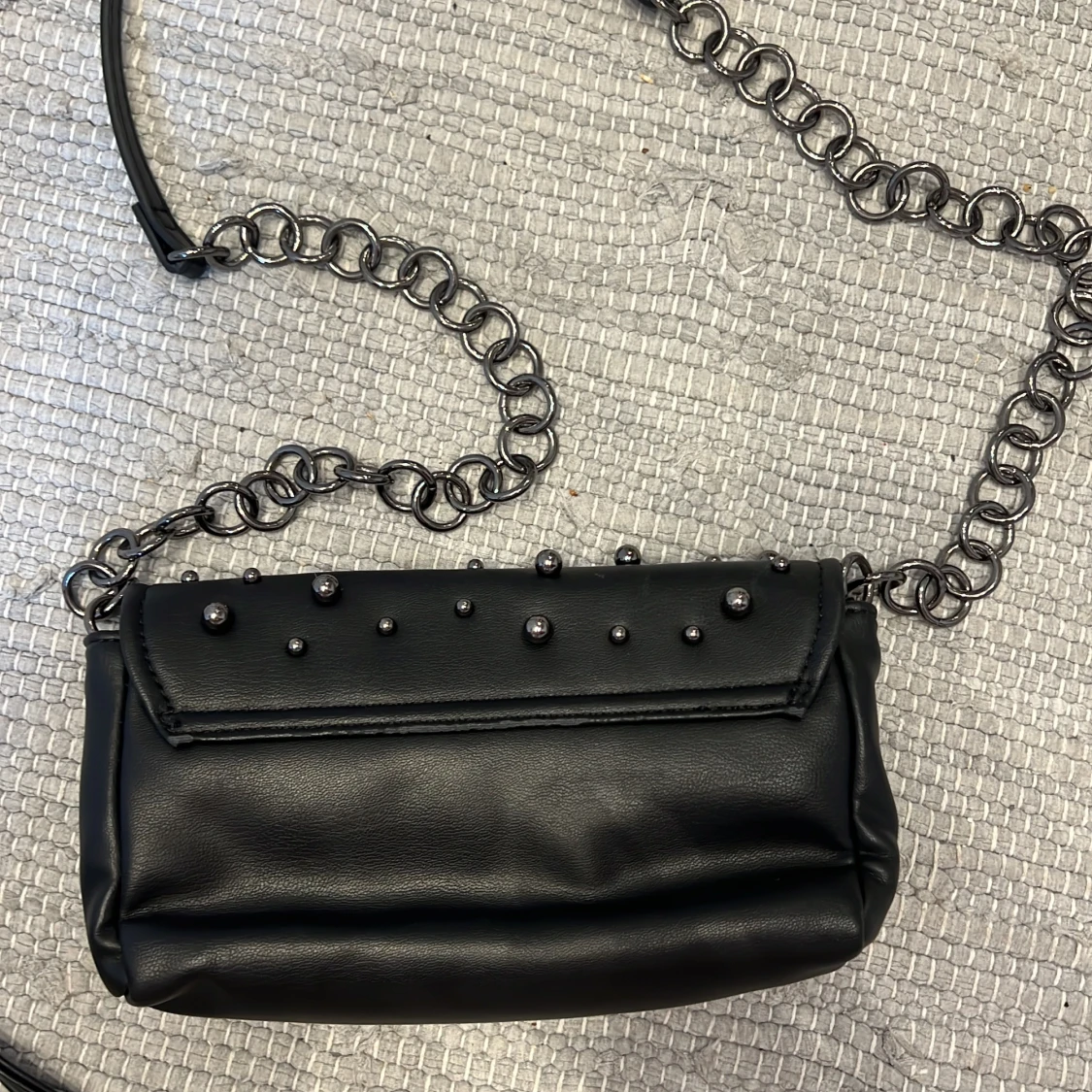 Svart axelväska med nitar från Zara - 2