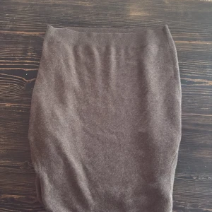 Brun kashmirtröja från Zara Origins - Mysig brun tröja från Zara Origins i kashmir. Klassisk rund halsringning och långa ärmar. Perfekt för lager-på-lager och chill höst- eller vinterstil. Enkel och stilren design som funkar till det mesta.