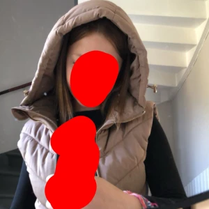 Beige quiltad dunväst med huva från Zara - Säljer en beige quiltad dunväst med huva och dragkedja från Zara, storlek XS men skulle passs S, har aldrig använt, ser helt ny ut. för mer frågor eller bilder skickas pm