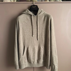 Taupe kashmir hoodie från Rose & Born - Mjuk och lyxig beige hoodie i 100% kashmir från Rose & Born. Denna hoodie är ett mästerverk av italiensk hantverk, tillverkad av 100% äkta Kashmir i en sofistikerad taupe-färg. En tidlös och exklusiv design som passar perfekt för den moderna garderoben. Använd ett par gånger endast. Öppen för prisförslag och trade. Helt felfri. 