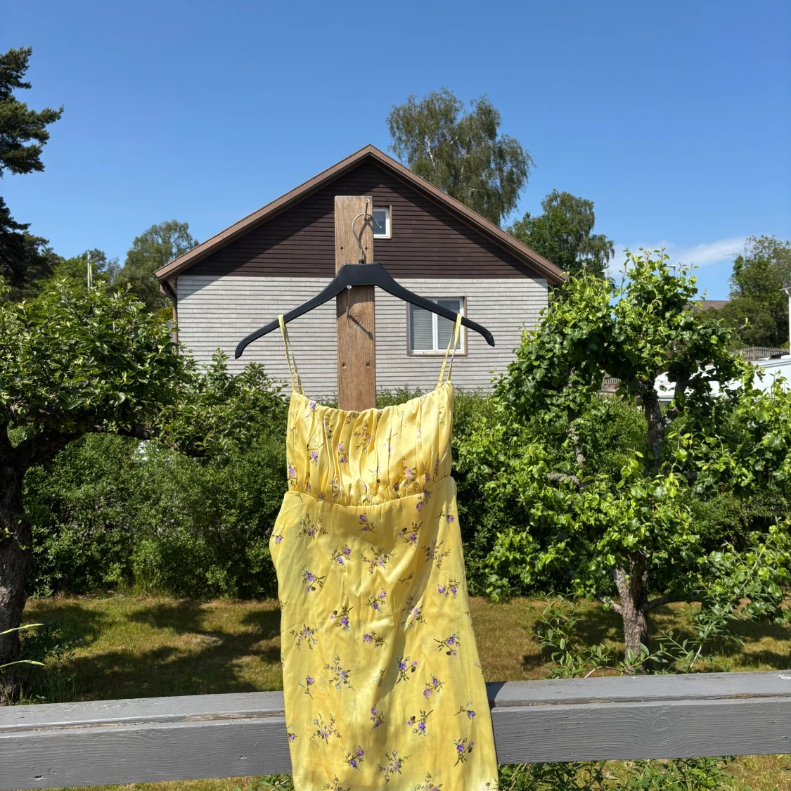 Gul blommig sommarklänning från ASOS