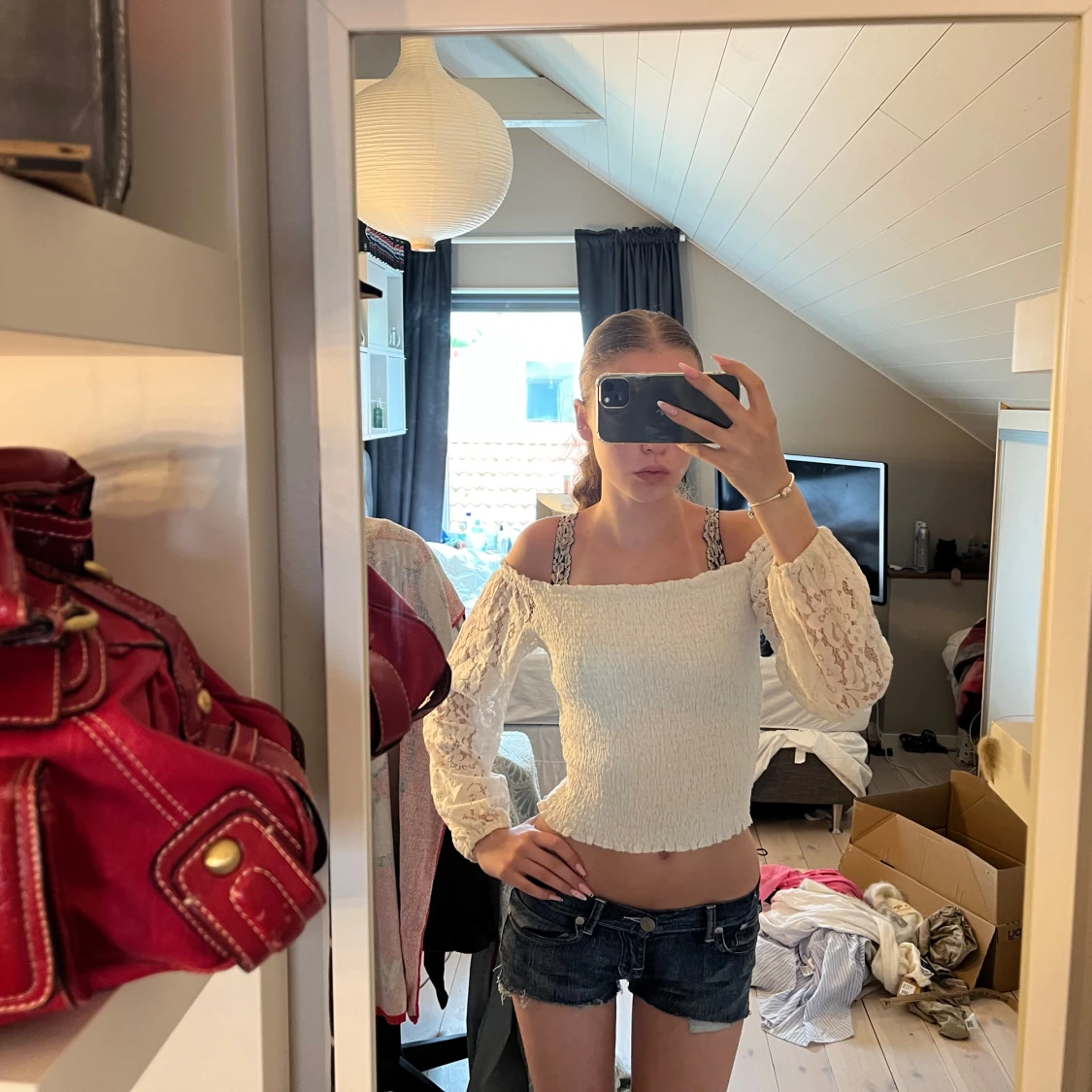 Vit hollister offshoulder topp med spetsärmar