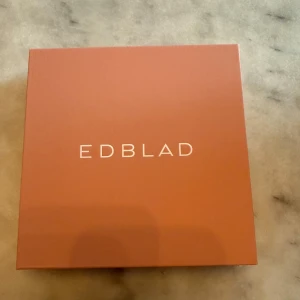 Guldfärgat kedjehalsband från Edblad - Snyggt halsband från Edblad i guldfärgad metall med klassisk kedjelänk och robust lås. Perfekt statement-piece som lyfter vilken outfit som helst. Kommer i original ask från Edblad. Använd en gång, tycker den är lite för stor för mig.
