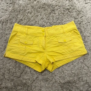 Lågmidjade shorts - Snygga gula Lågmidjade shorts 