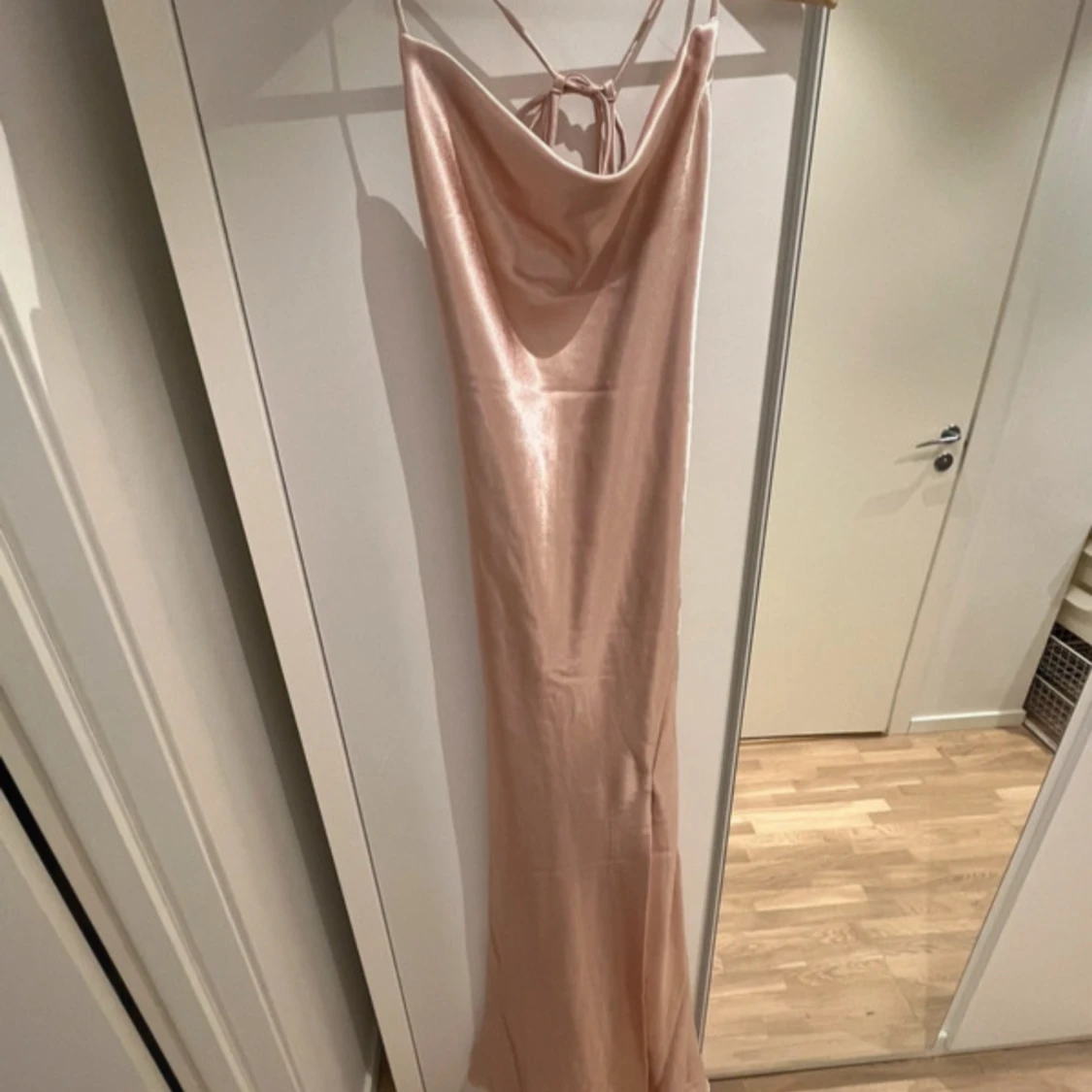 Champagnefärgad långklänning från True Decadence