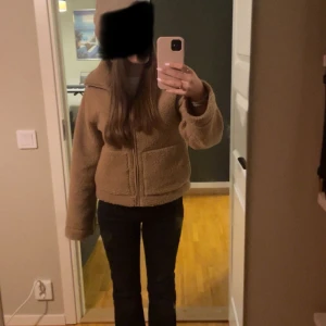 Teddyjacal från HM - Mysig beige teddyjacka med dragkedja framtill och stora fickor. Jackan har en avslappnad passform och är perfekt för kyliga dagar. Den är långärmad och har en hög krage som håller dig varm. Superenkel att styla till både jeans och kjol. Slut såld o svår o få tag på.
