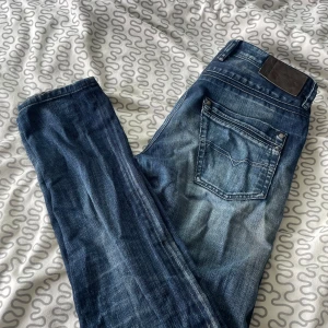 Diesel jeans  - Tja! Jag säljer ett par feta mörkblåa jeans med snygga slitningar ifrån märket Diesel. De är i gott skick och endast använda fåtal gånger. De är i storlek W29 L30. Om du har några frågor tveka inte på att höra av dig! 