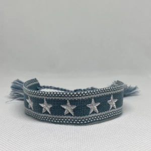 Flätat armband  -  Skikt snyggt hemma gjort armband. Där av priset. Storleken är anpassningsbar och passar alla. Det är bara att höra av sig om några funderingar😊!