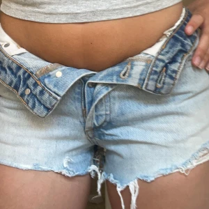 Snygga shorts från Zara - Säljer dessa shorts i bra skick då de är för små! Storlek 34 från Zara. Inga defekter 🤍