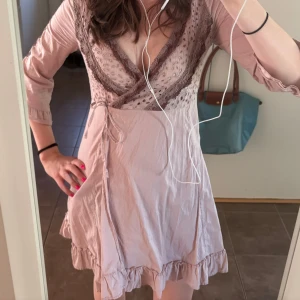 Rosa odd Molly klänning  - Supersöt kort omlott klänning från odd Molly med massa fina detaljer. Pris går o diskutera 🩷
