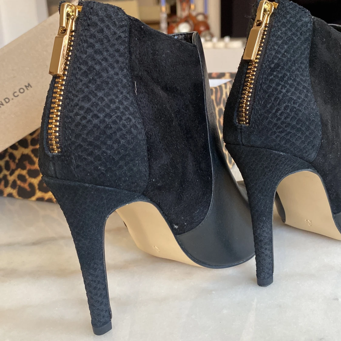 Svarta klackar med guldkedja  - 1