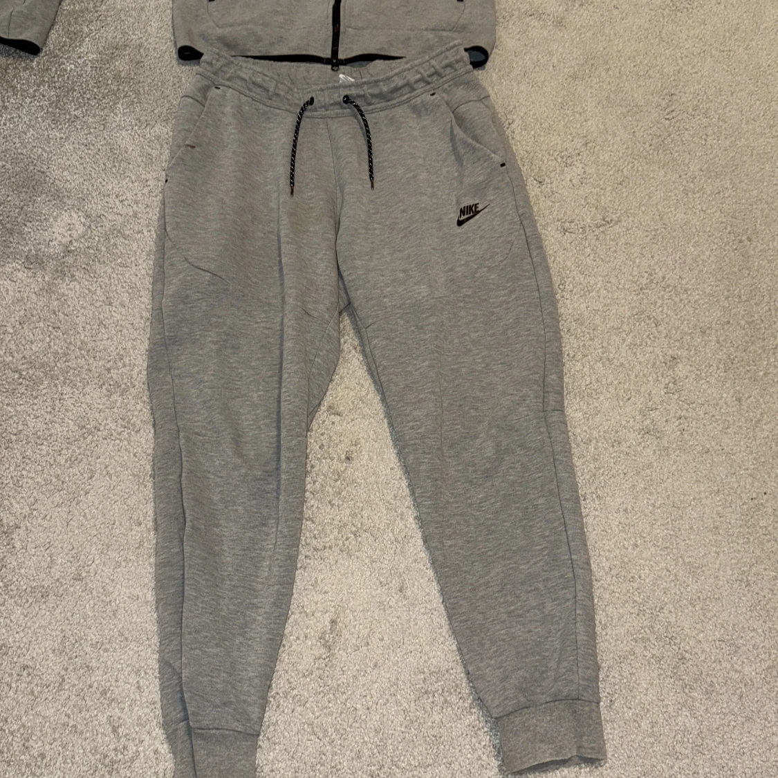 Grå mjukisbyxor från Nike med snörning - 1