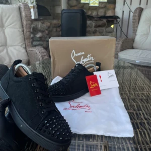 Christian Louboutin – Svarta med Spikar – Röd Sula – Storlek 43 EU - 👞 Christian Louboutin – Svarta med Spikar – Röd Sula – Storlek 43 EU 💸 Pris: 1400 kr 📏 Storlek: 43 🧼 Skick: Helt nya känsla – använda max 6 gånger och noggrant rengjorda ❗️Inga skador, mycket fräscha!  Stilrena och lyxiga Louboutins med ikonisk röd sula och snygga spikdetaljer. Väldigt bekväma och ett riktigt statement-par – perfekta för dig som vill sticka ut med klass!  📍 Finns för upphämtning i Nyköping 