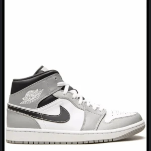 Nike Air Jordan 1 Mid grå/vit - Snygga Nike Air Jordan 1 Mid sneakers i grått, vitt och svart. Inga hål! Storlek 36,5. Knappt använda!💓skriv privat för fler bilder 