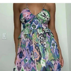 Färgglad miniklänning Zara - Superfin och populär klänning från Zara i ett ascoolt och snyggt mönster! Jätte fint skick!💖säljer då den inte passade mig!