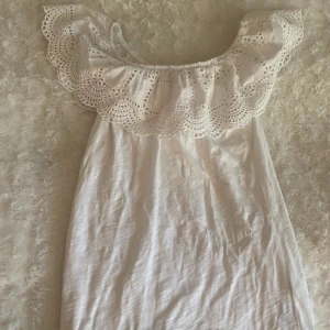 Somrig topp - Gullig vit topp perfekt för sommaren! Storlek S och pris går att diskutera💗