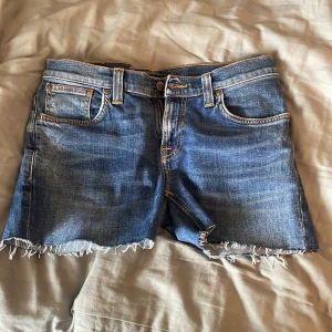Blå jeansshorts från Nudie Jeans - Snygga blå jeansshorts från Nudie Jeans. Säljs du de inte kommer till användning. Vet ej storlek, men de passar mig som vanligtvis har S. 