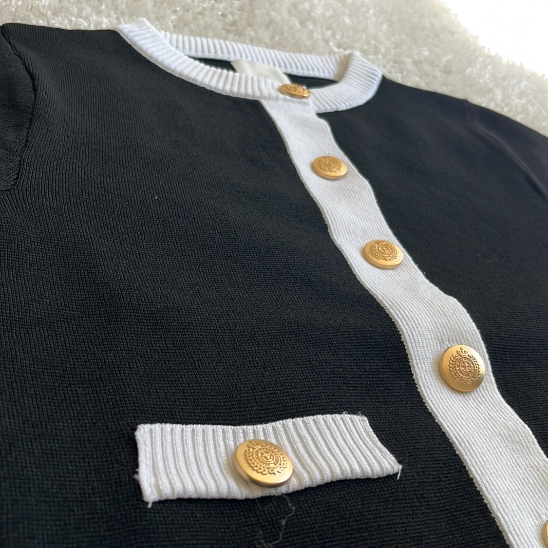 Svartvit kofta med guldknappar H&M XS - 3