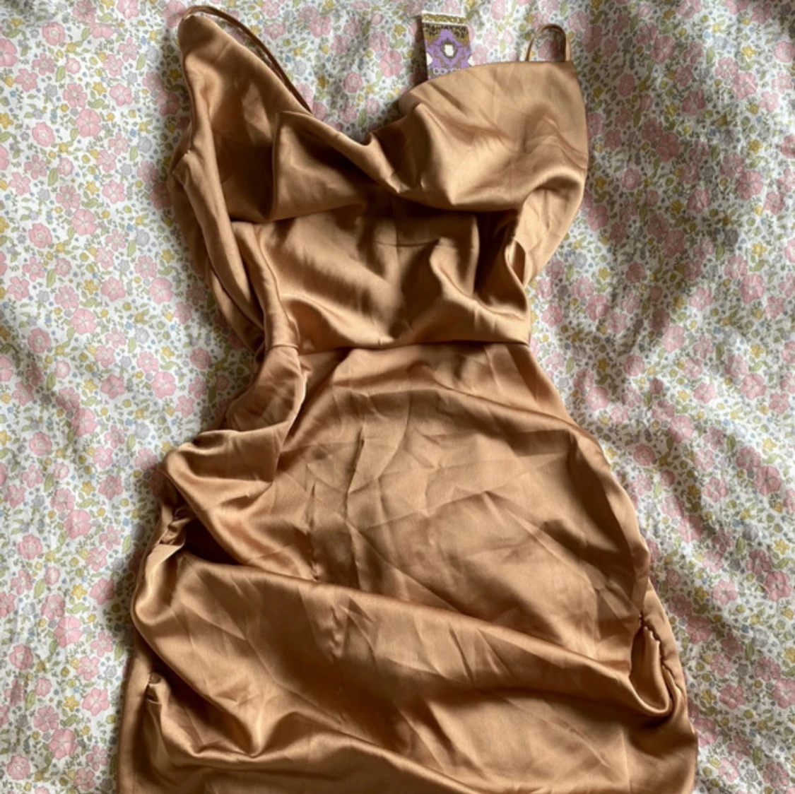 Beige satin minidress med drapering