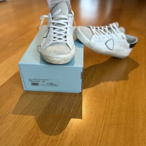 Philippe Model vita sneakers herr 44 - Sköna skor att ha på sommaren.helt nya köpte dom på sicurofasion men fick ett exakt samma par i födelsedagspresent så behövde bli av med dom.