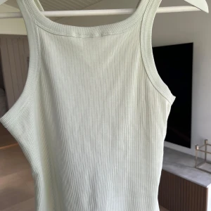 Ljusribbat linne - Säljer en ljusgrön ribbad linnetopp från H&M. Den är aldrig använd. Inga defekter. Fin. Skriv vid frågor💕💕
