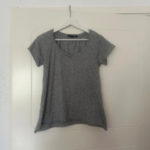 T-shirt  - Tunn, luftig t-shirt. Knappt använd.