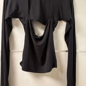 Svart långärmad topp GinaTricot - Säljer denna svarta långärmade tröjan från gina tricot. Men en liten öppning i ryggen och en square neck skurning.  Den är endast använd en gång. Storlek xs.