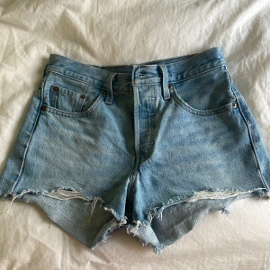Levi's 501 ljusblå jeansshorts - Storlek: W25. Knappt använda i superbra skick. :)
