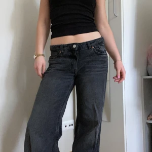 Mörkgrå wide jeans med midwaist  - Säljer dessa jeans från monki W26 och längd 30. Fina jeans som inte kommer till användning 