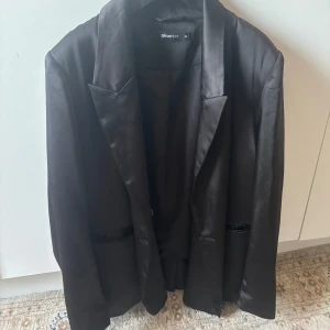 Oversize satin kavaj gina tricot - Snygg o dressad glansig. Passar som one size upp till medium 