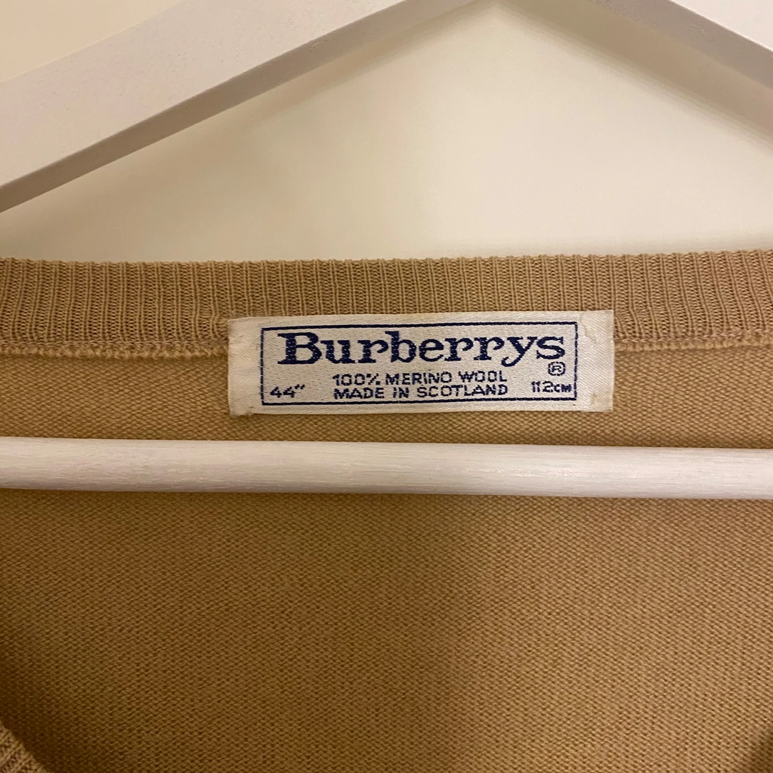 Beige v-ringad tröja från Burberrys - 2