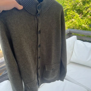 100% kashmir kofta  - En otroligt snygg kofta i 100% Kashmir likt Alan paine. Sprillans ny!🤝