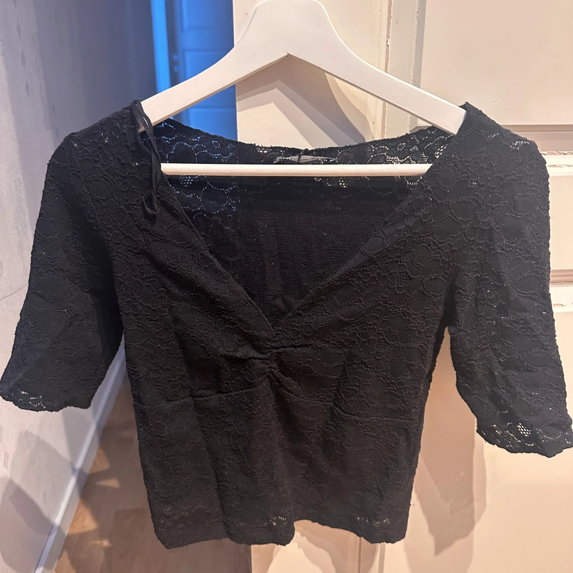 Svart spetsig croppad blus - 1