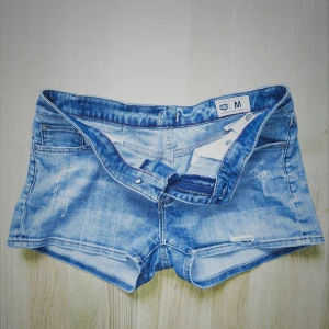 Blå jeansshorts från Crocker - Snygga blå Crocker jeansshorts, storlek M. I mycket fint skick, knappt använda. Äkta denim perfekta för sommaren.  