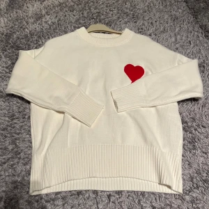 Ami paris hoodie - 1•1, en helt ny och oanvänd vit ami paris sweater med en röd hjärta. Den är storlek S och passar 167-175. Den är luftig och kan användas i sommaren. Fråga ifall fundering