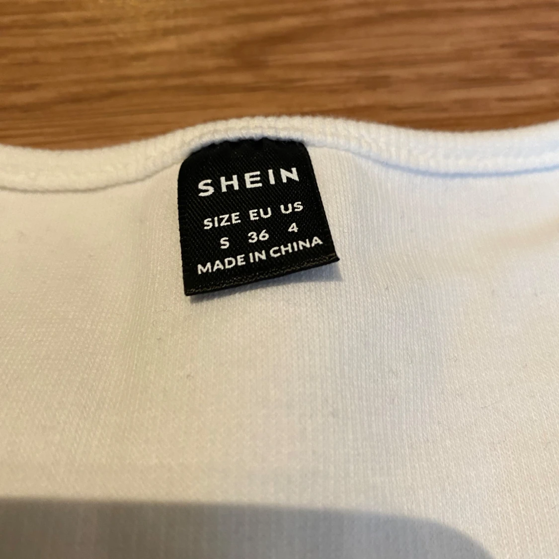 Vit croppad topp från SHEIN - 2