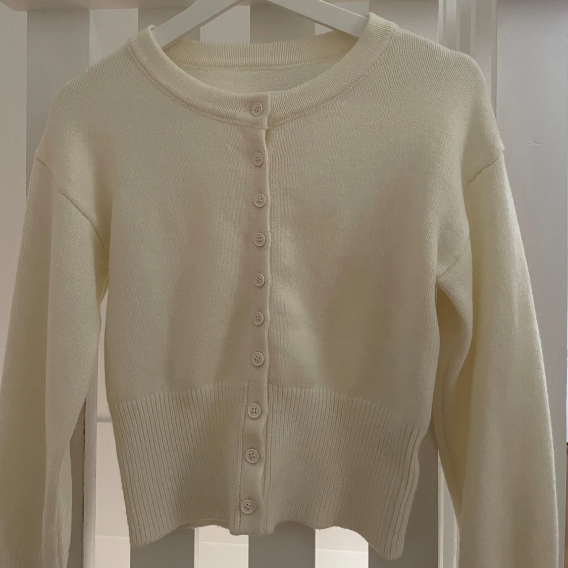 Krämvit kofta med knappar - 2