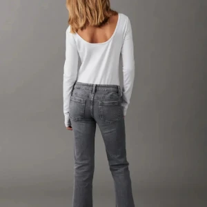 Grå Gina jeans med fickor fram - Snygga grå jeans med  coola fickor fram. Säljer dessa populära Gina jeansen för att jag har för mycket jeans. Jeansen har bara använts ett fåtal gånger. Pris kan diskuteras!💕