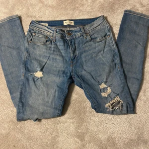 Jack n Jones jeans med slitningar  - Säljer dessa ass feta Jack n Jones jeans med sköna slitningar. Size W31 L30.  Skriv för frågor mvh Alexander 