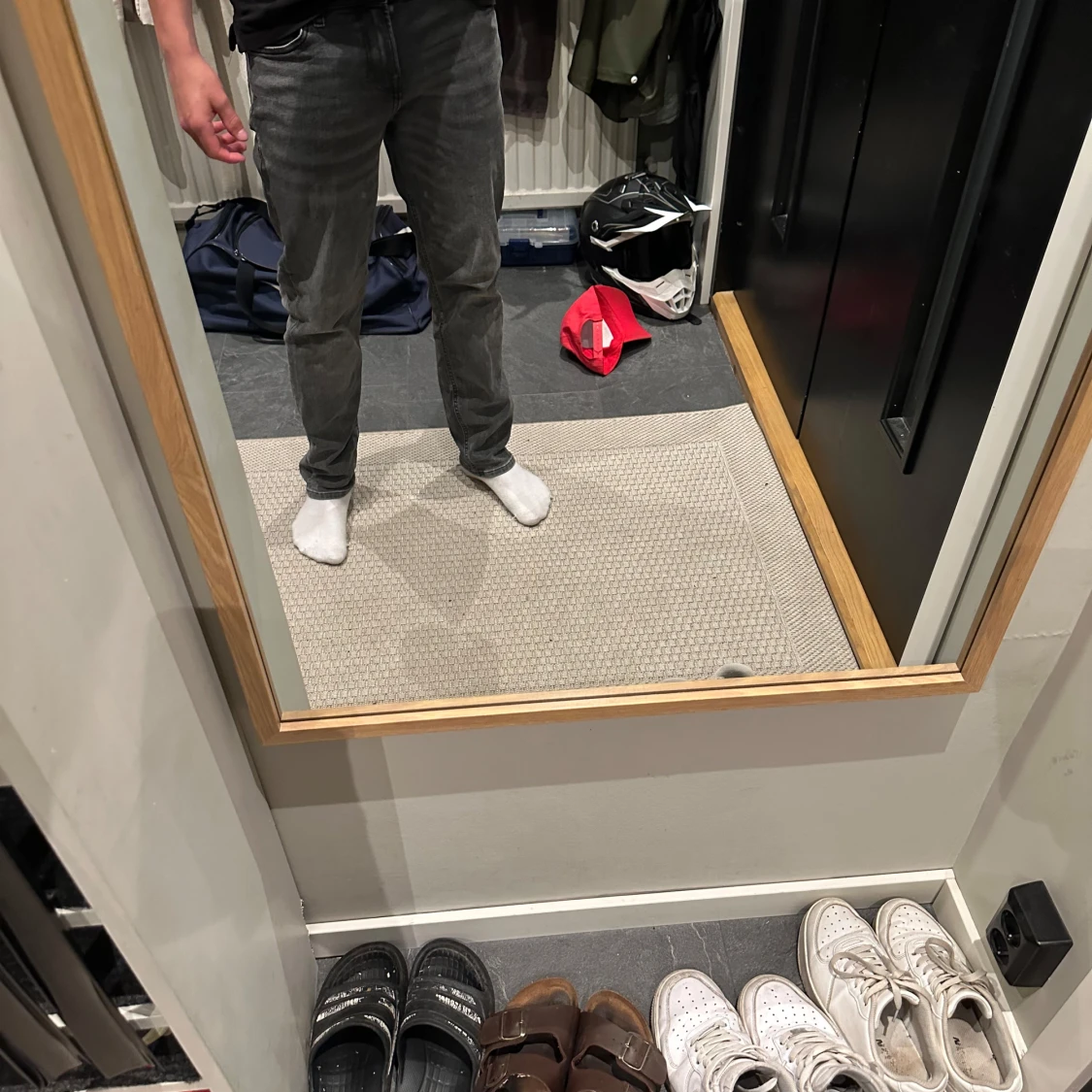 Mörkgrå jeans med straight fit