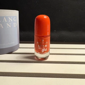 Essence Shine Last & Go! nagellack orange - Essence Shine Last & Go! gel nagellack i en intensiv orange nyans. Kommer i en smidig glasflaska med rund plastkork. Perfekt för dig som vill ha färgstarka naglar med glansig finish. Nyansen heter 73 'Candy Sills'.